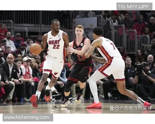 希罗与公牛吉祥物半场对决公牛一击命中让希罗瞬间退缩 希罗与公牛吉祥物半场对决公牛一击命中让希罗瞬间退缩